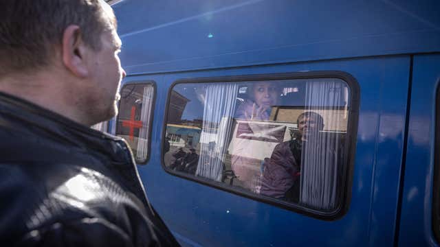 More civilians flee east Ukraine after deadly station strike