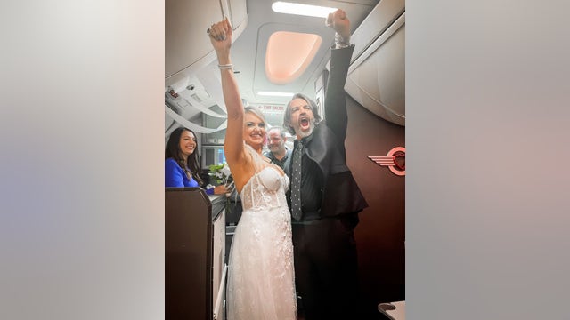 Couple gets married on Southwest Airlines flight