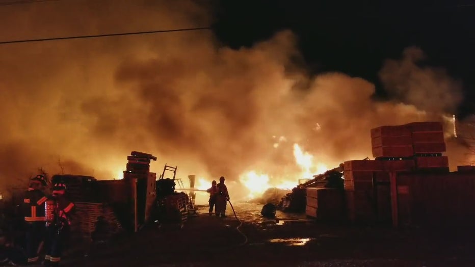 Johnson-County-Pallet-Biz-Fire-_-TVS-Twitter-video_00.00.04.25.jpg