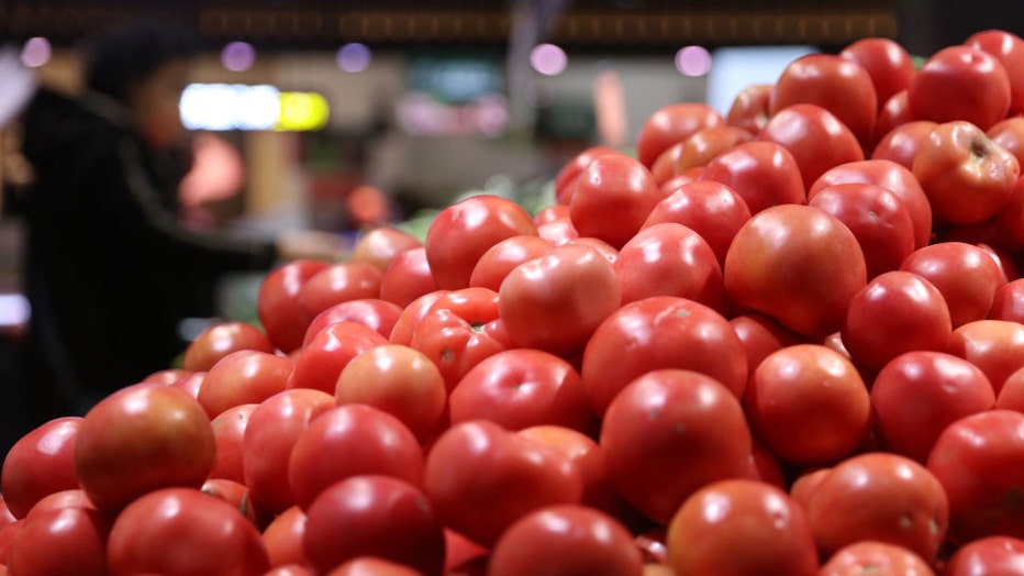 Tomatoes-on-display-at-a-grocery-store.jpg