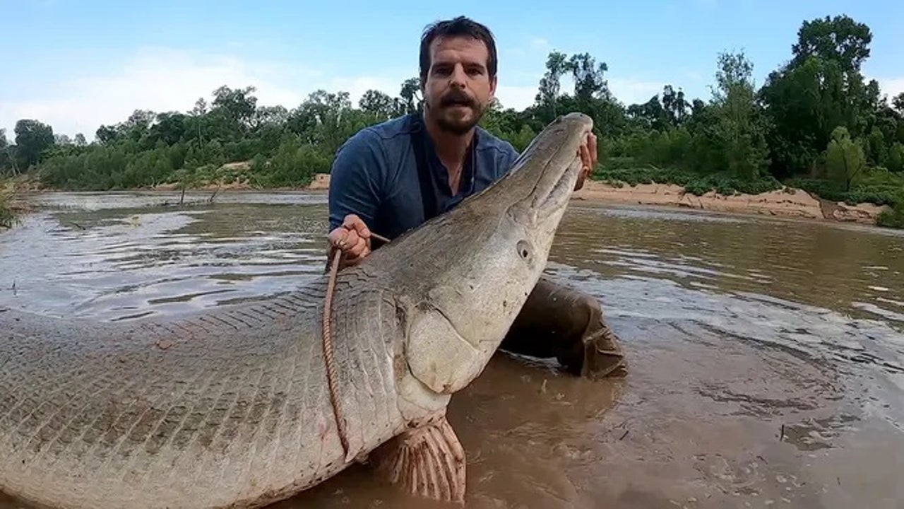 Man hooks 300-pound alligator gar outside Houston
