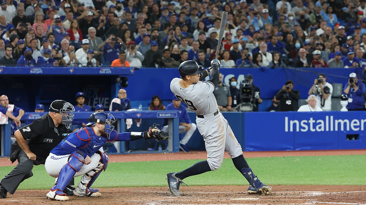 Aaron Judge slams 61st home run of 2022, tying the single-season