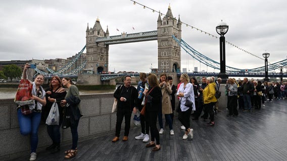 Crowds wait hours to view queen’s coffin as King Charles III spends quiet day reflecting