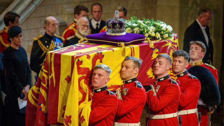 da11b54a-The Coffin Carrying Queen Elizabeth II Is Transferred From Buckingham Palace To The Palace Of Westminster