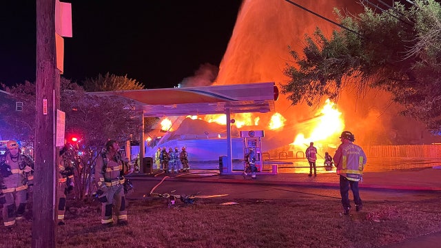 Fire at convenience store and gas station in South Austin