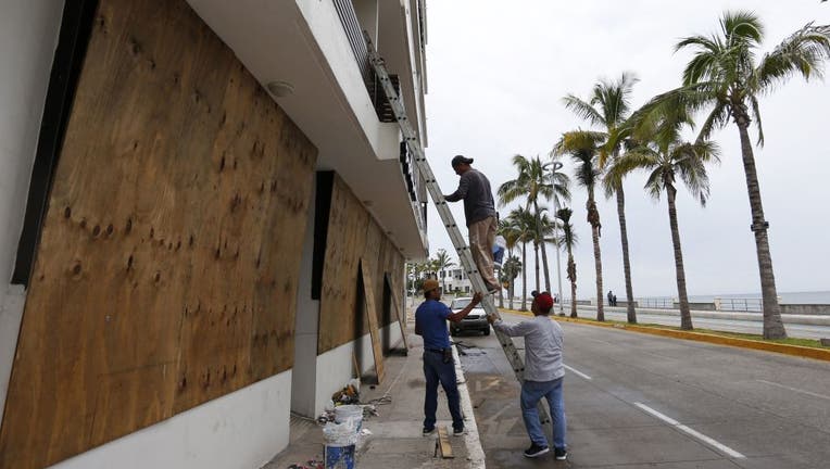 El huracán Arlene se debilitó a una tormenta de categoría 3 antes de tocar tierra en México