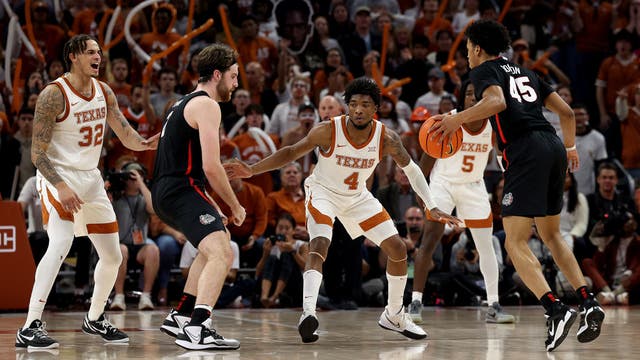 Hunter scores 26, No. 11 Texas dominates No. 2 Gonzaga 93-74