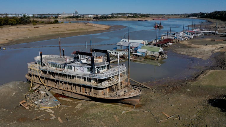 5887ef5d-Drought In Mississippi River Basin Slows Down Vital Barge Traffic