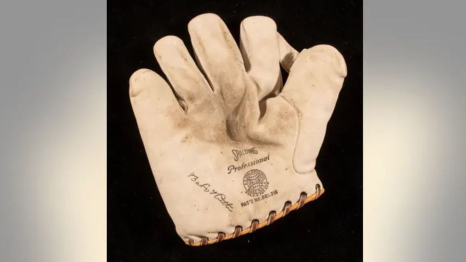 Babe-Ruth-auctioned-glove.jpg