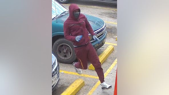 Police searching for 3 suspects involved in jugging robbery at South Austin gas station