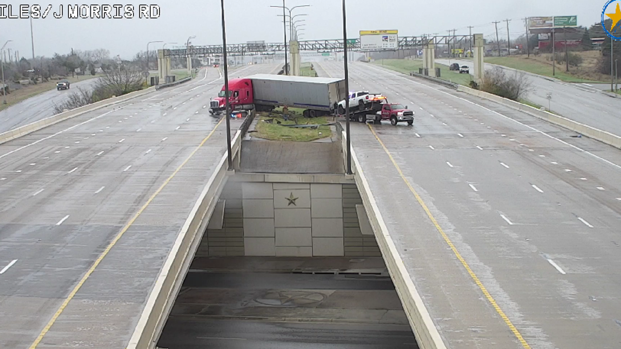 Winter Weather In Texas Multiple Crashes Road Closures Due To Icy   Fn0G0HOXgAM9PbS 