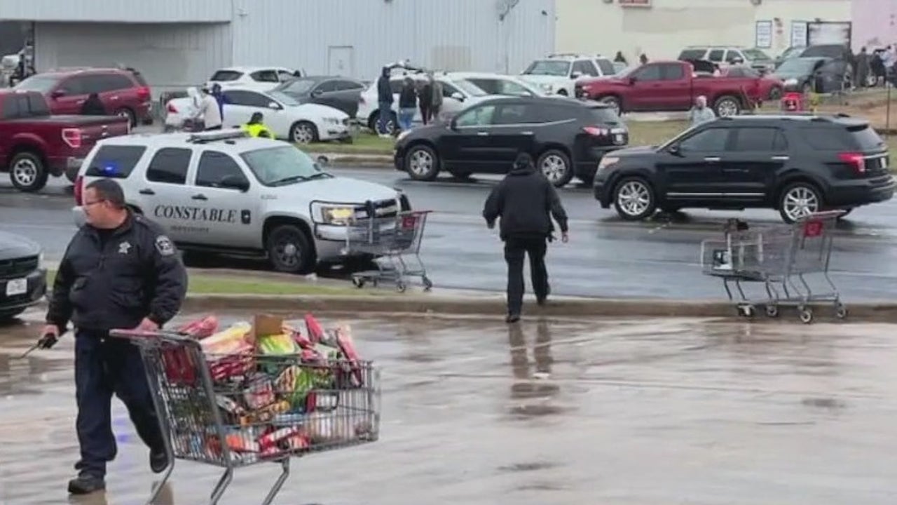 Chaos at H E B People seen fighting over discarded food in South