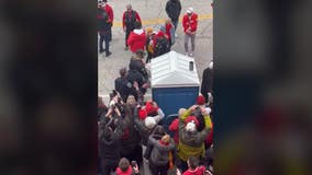 Kansas City Chiefs fans give Patrick Mahomes ovation after port-a-potty visit