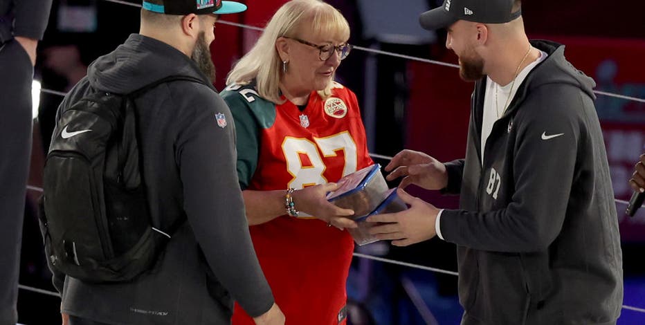 Donna Kelce sits next to another famous face to watch Eagles play