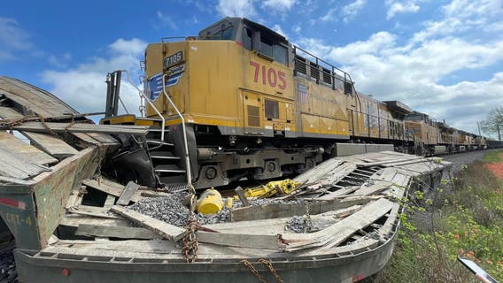 Train hits 18-wheeler in Luling