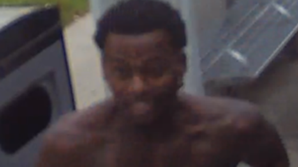 Police searching for 2 suspects who robbed, chased victim in Downtown