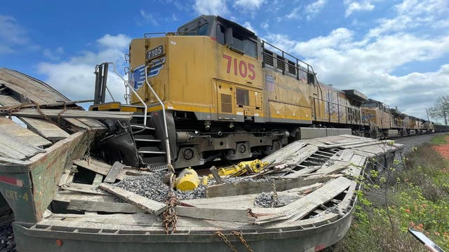 Train hits 18-wheeler in Luling