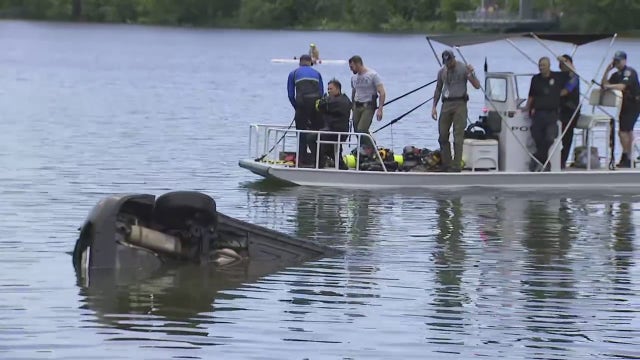 Car with bullet hole found submerged in Lady Bird Lake pulled from the water