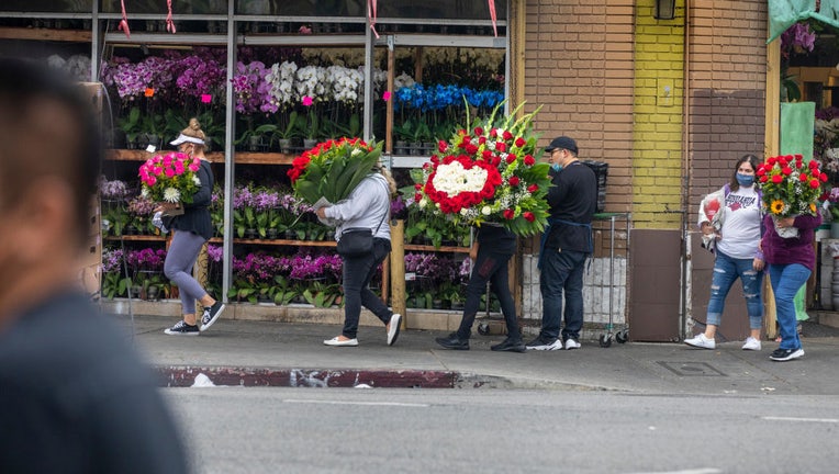 Shoppers-by-flowers-for-Mothers-Day.jpg