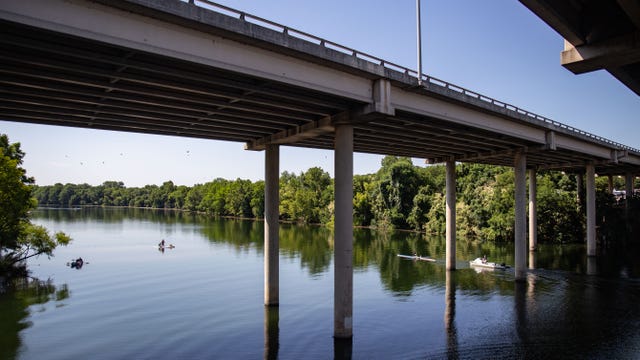 9-1-1 call prompts search for potentially missing paddle boarders on Lady Bird Lake