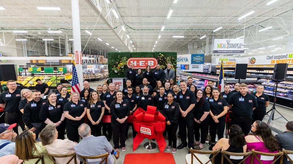 New Wolf Lakes Village H-E-B Opens In Georgetown | FOX 7 Austin