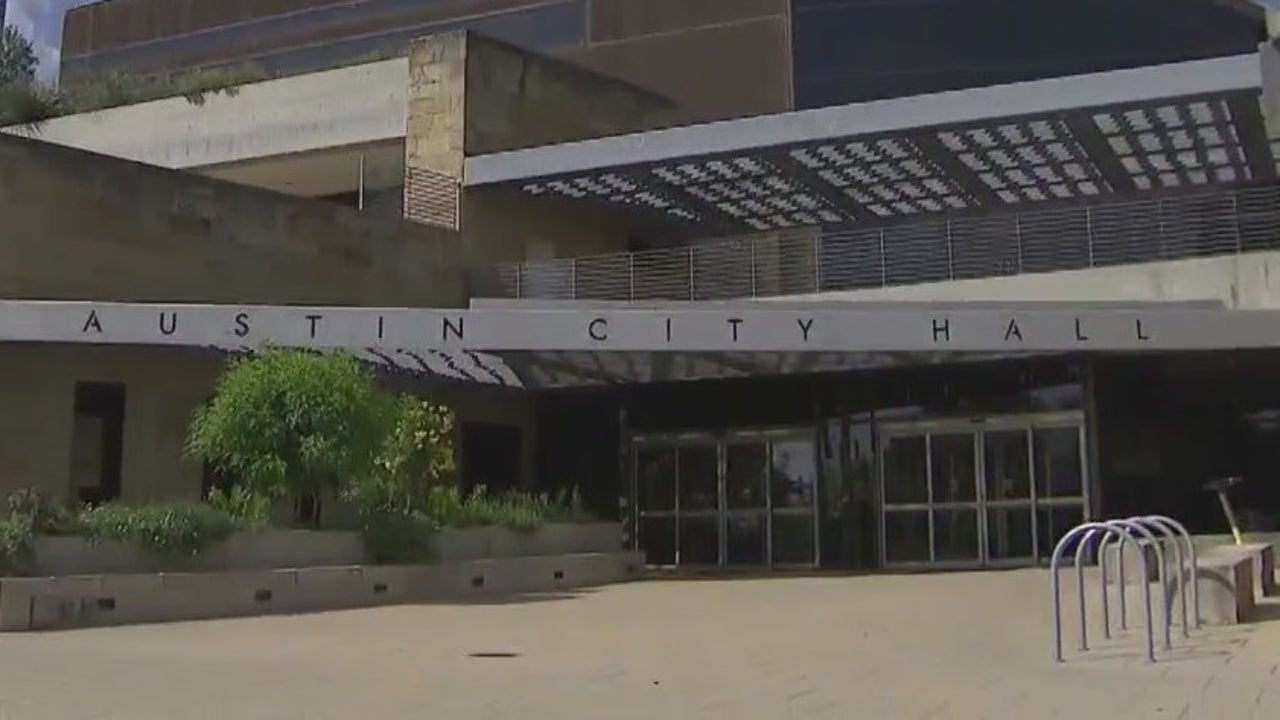 奥斯汀市议会审查奥斯汀警察局的资金使用情况，讨论蒙托波利斯游泳池的更换计划