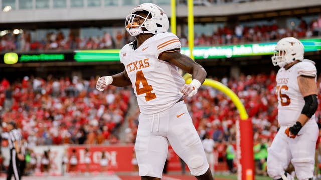 CJ Baxter scores late TD; No. 8 Texas derails Houston’s last-chance drive for 31-24 win
