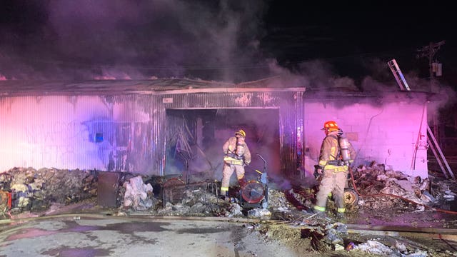 Firefighters battle fire at abandoned business complex in North Austin