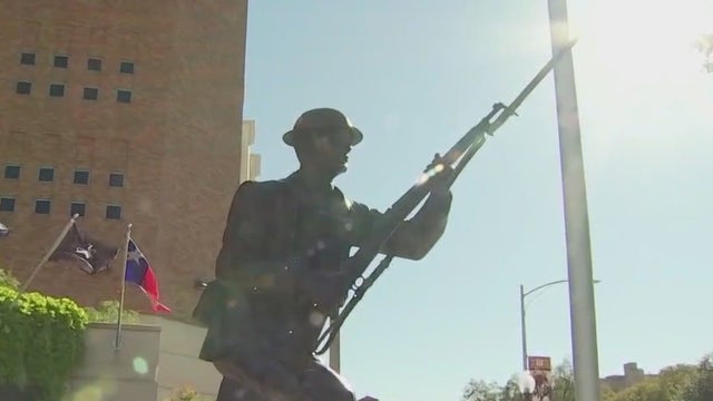 UT Austin honors military heroes, families at wreath laying ceremony