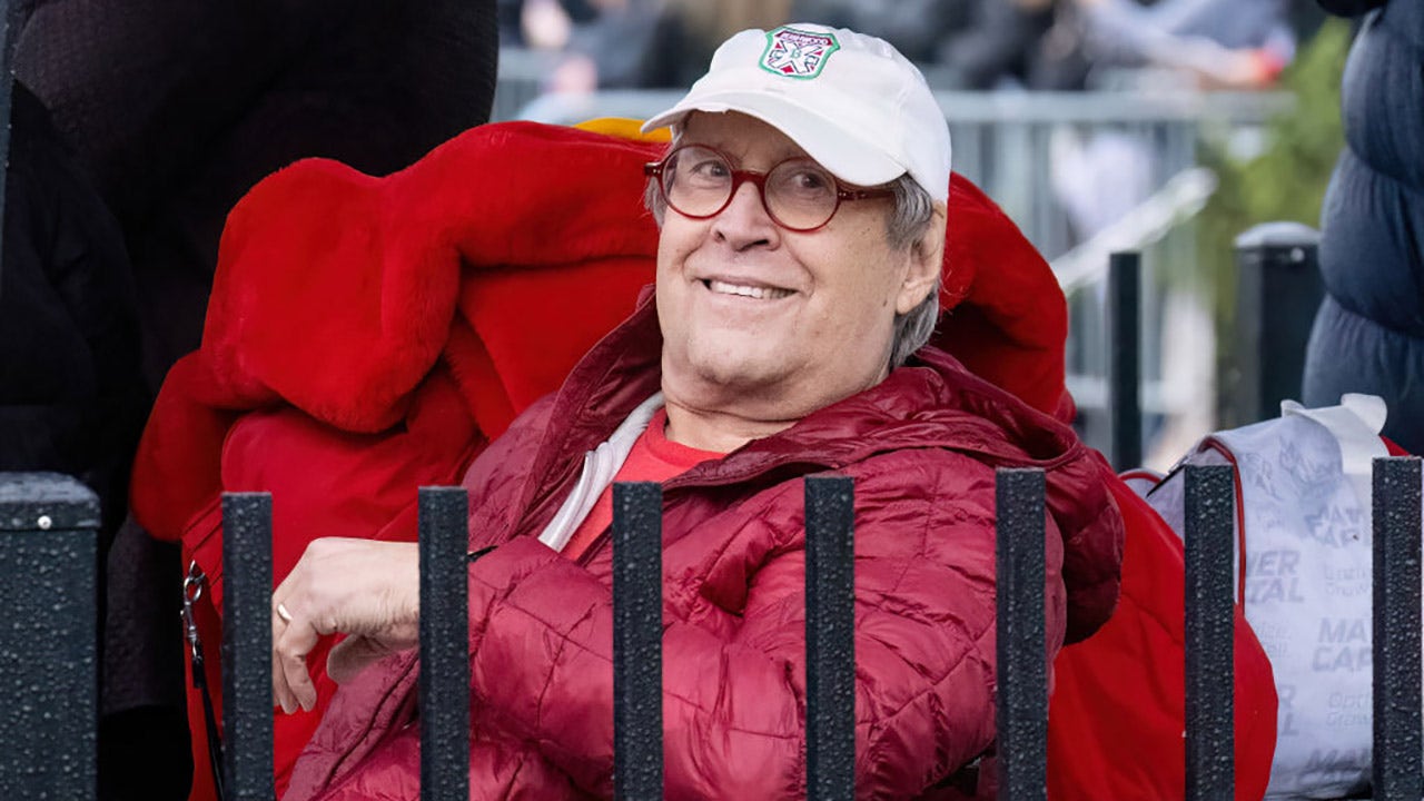 Chevy Chase falls off stage at 'Christmas Vacation