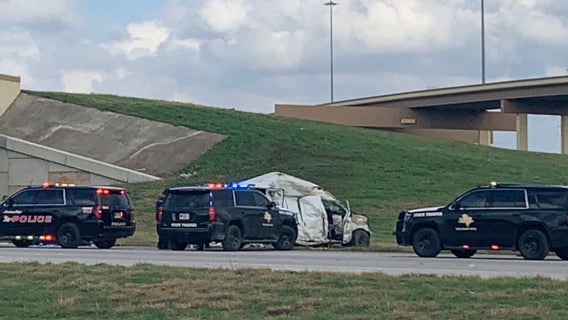 Rollover crash on SH 130 leaves 1 dead, 2 hospitalized