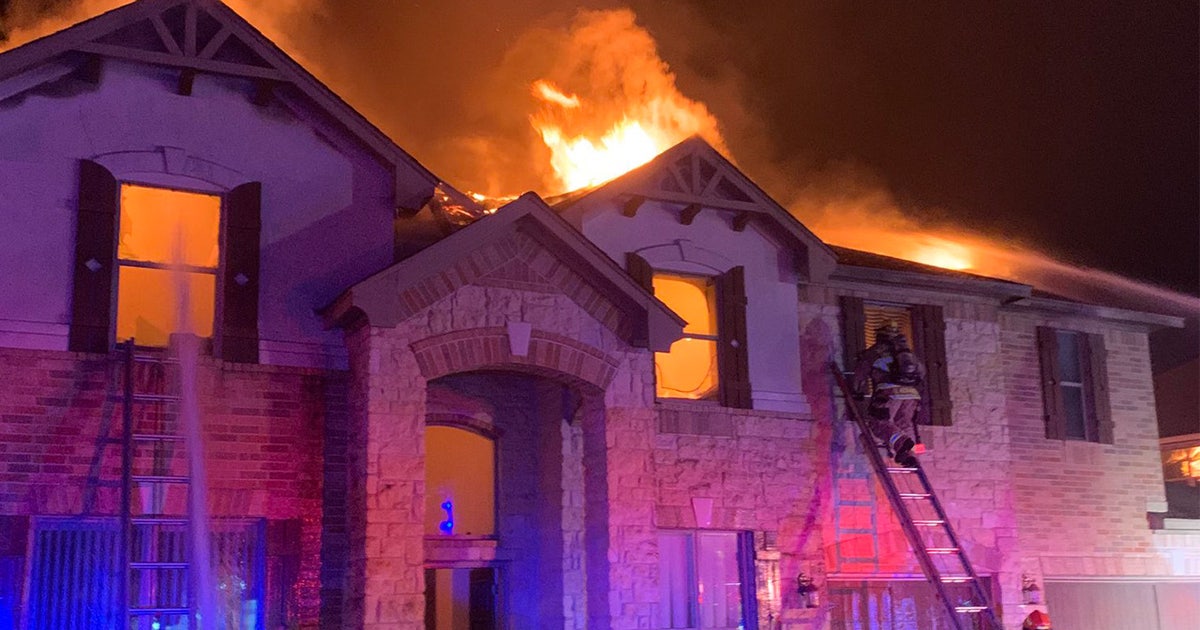 4 Austin firefighters briefly trapped after roof collapse during house ...