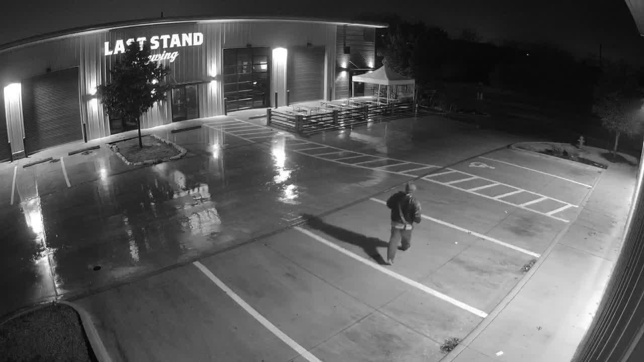 视频：男子被看到向南奥斯汀啤酒厂投掷石块