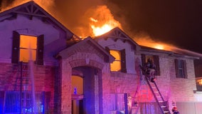 4 Austin firefighters briefly trapped after roof collapse during house fire