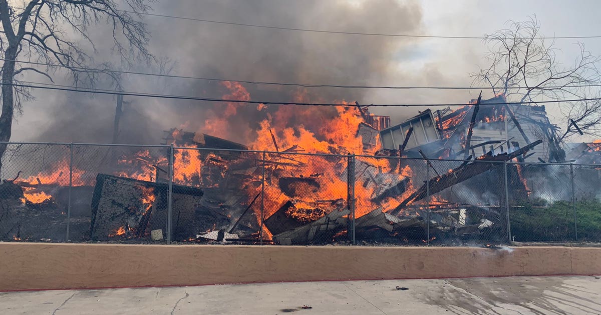 Abandoned 3-story building fire spreads to hotel in South Austin | FOX ...
