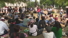 UT Austin protest: Students gather for Palestine meeting on South Lawn