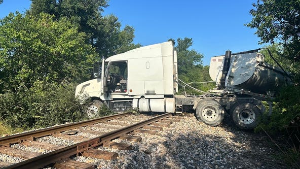 18-wheeler crashes into train tracks in Manor: Manor PD