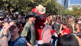 Glen Powell look-alike contest draws hundreds to Auditorium Shores