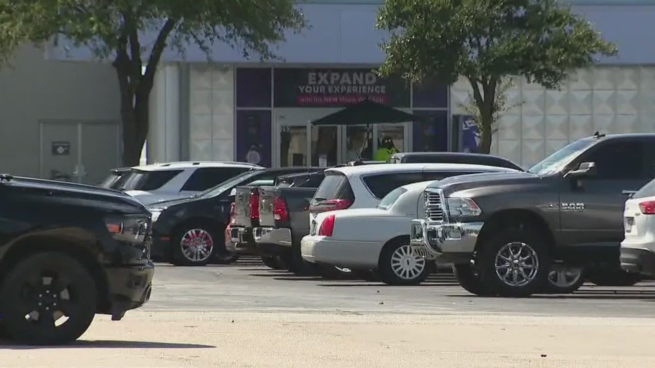 Don’t leave your kids in the car unattended while holiday shopping, child safety group says