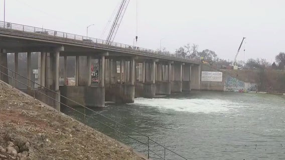 Austin Water contractors temporarily fix broken gate at Longhorn Dam