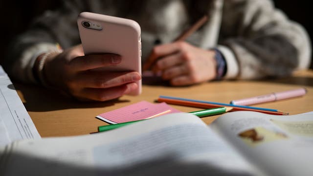 Texas bill banning students from using cell phones in school signed by Gov. Abbott