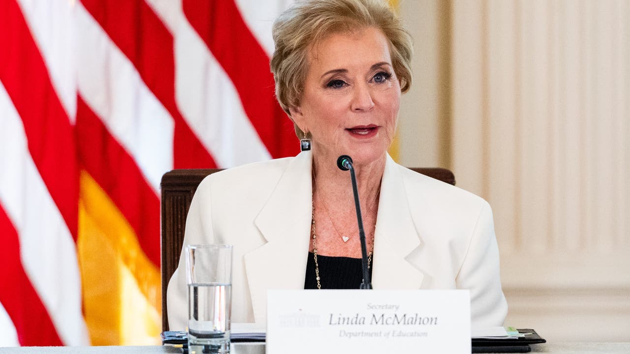 Linda McMahon en la escuela Alpha de Austin