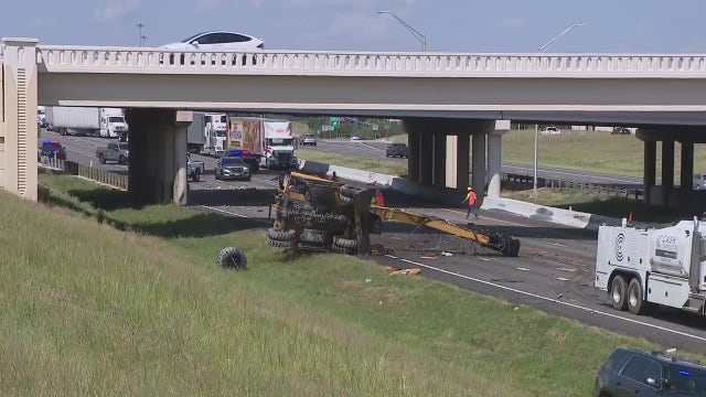 I-35 southbound lanes shut down in Georgetown after 18-wheeler crashes into overpass