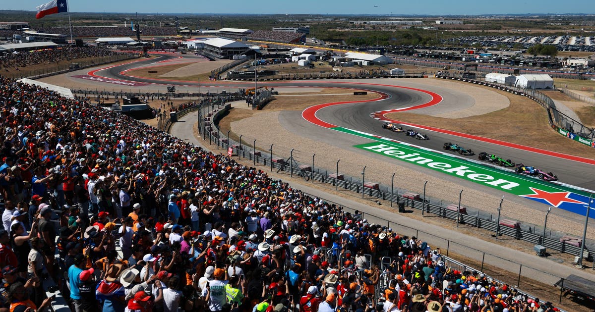 Penonton memadati tribun di sisi lintasan Circuit of the Americas saat mobil-mobil F1 melaju di tikungan