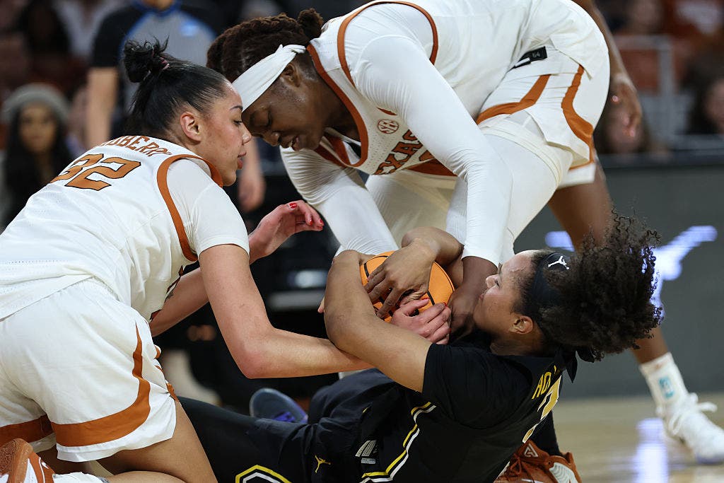 Texas women's basketball routs Michigan 77-41 to reach Final Four for second straight year