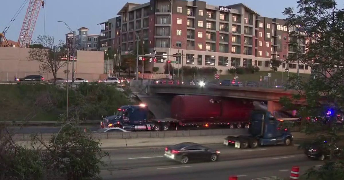 Truck gets wedged under overpass in downtown Austin | FOX 7 Austin