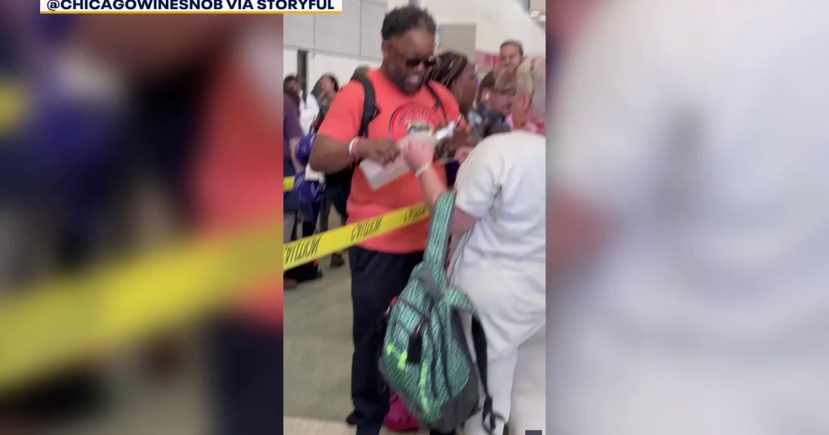 Houston TSA lines: Man passes out vodka shots while waiting