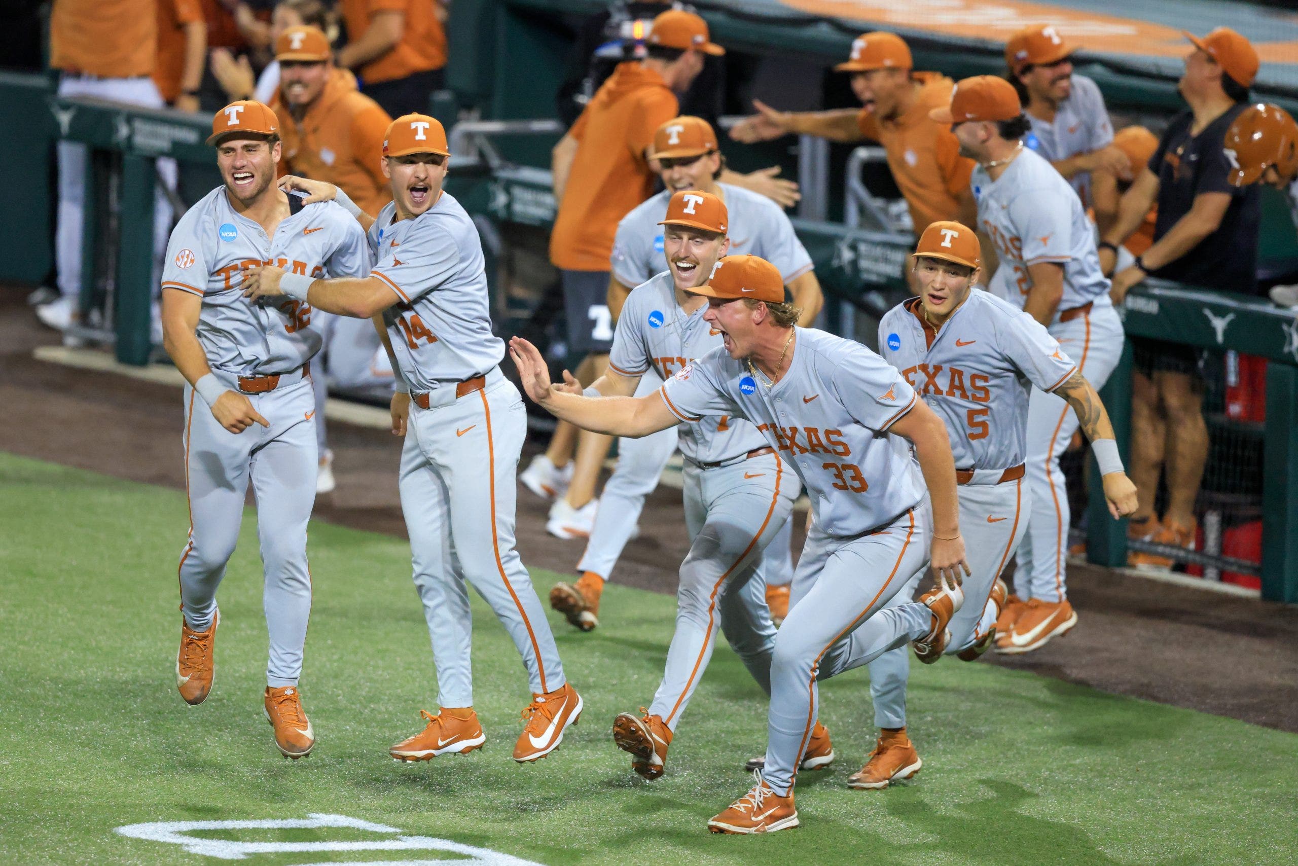 Men's College World Series: Texas Longhorns advance with win over Oregon