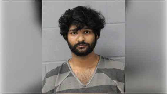 Total Wireless employee arrested for sending customer's nudes to his own phone: affidavit