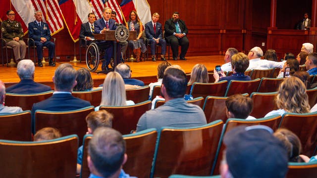 Gov. Abbott presents Texas Legislative Medal of Honor to military heroes